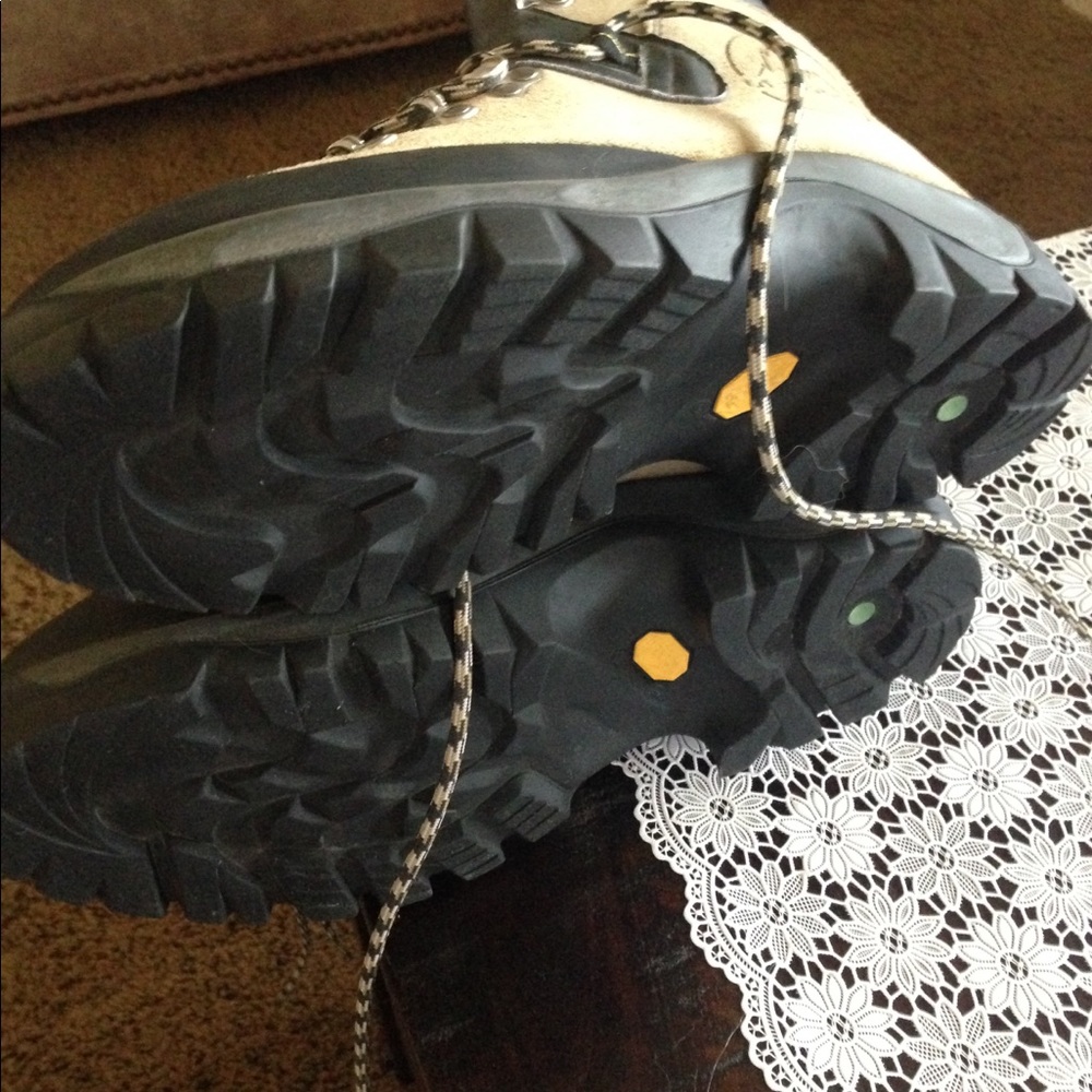 Boots - Picture 3 of 3